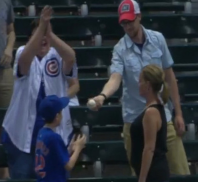 Fan gives Rizzo's home run ball to a kid