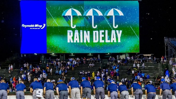 A rain delay began at Wrigley Field with the Chicago Cubs trailing the Atlanta Braves 5-0 on Tuesday night. (Credit: Patrick Gorski-USA TODAY Sports)