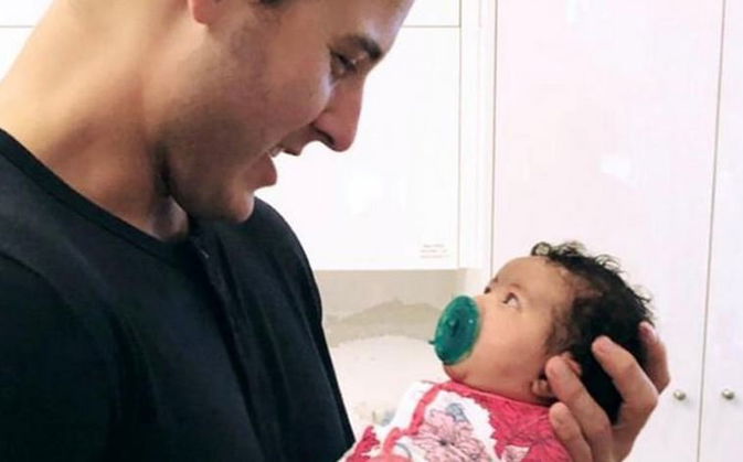 Cubs News: Rizzo meets Fowler's precious baby for the first time