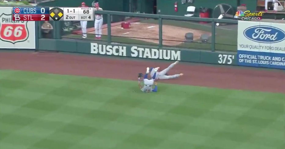 Jason Heyward somehow pulled off a jaw-dropping backhanded catch while laying out in right-center field.