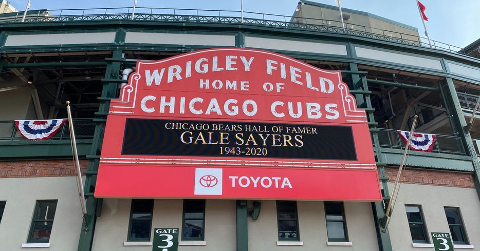 A message honoring the life of Gale Sayers lit up the Wrigley Field marquee on Wednesday. (Credit: @Cubs on Twitter)