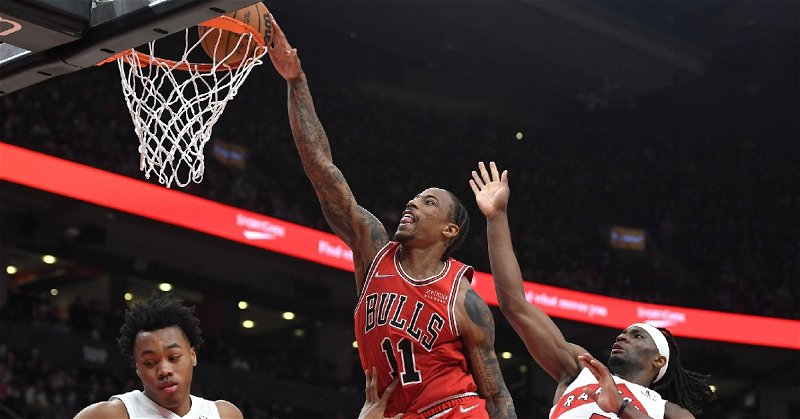 Bulls hold off Raptors to remain NBA's only 4-0 team