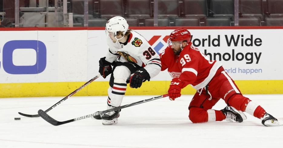 Blackhawks move into first place following shutout win