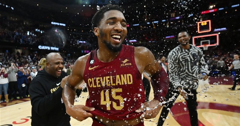Mitchell drops 71 points to power Cavs past Bulls in overtime
