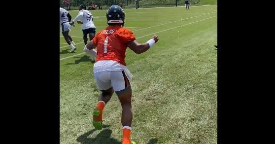 WATCH: Bears have a water balloon fight during practice