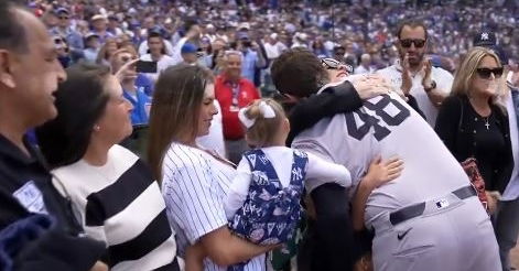 WATCH: Anthony Rizzo receives a standing ovation at Wrigley Field