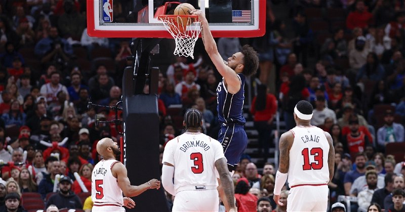 Ugly night in Chicago: Mavs blowout Bulls