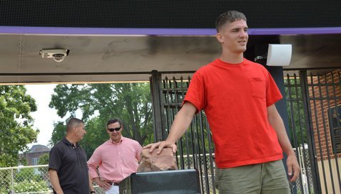 Wounded Warriors take tour of Scroll of Honor 