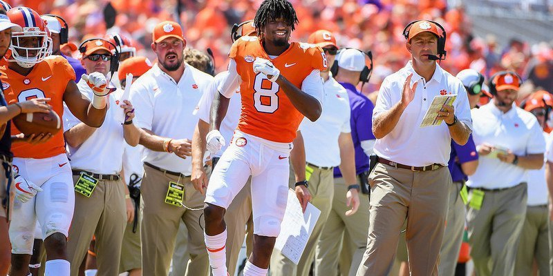 Clemson jumps two spots in AP poll