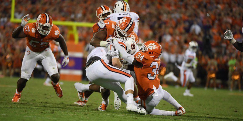 Clemson jumps Oklahoma for top spot in AP Poll