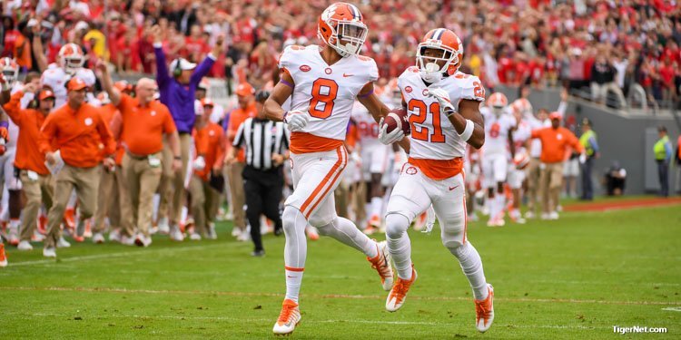 Clemson stays at No. 4 in AP Top 25