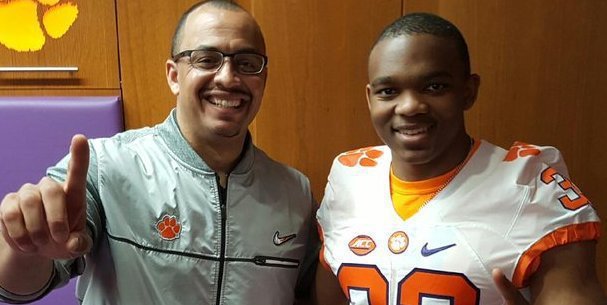 Offer coming? Elliott stops in to see Tennessee running back