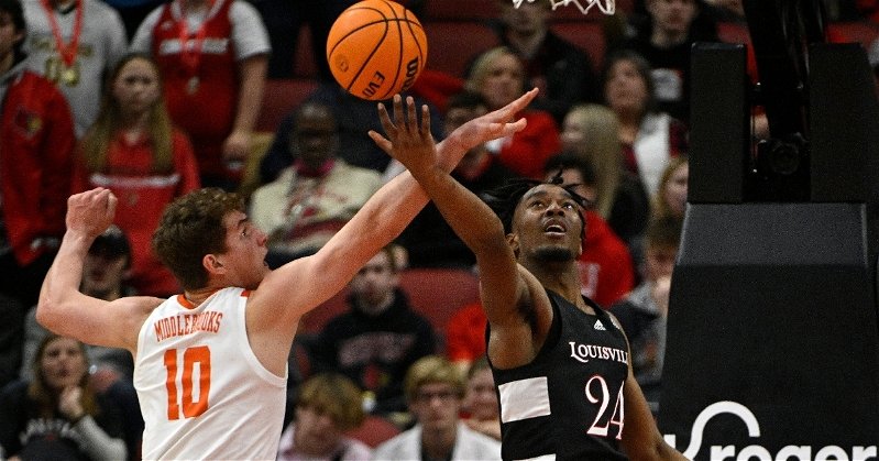 The Clemson men's basketball team dropped its sixth game in a row as Louisville pulled away late. (Photo: Jamie Rhodes / USATODAY)