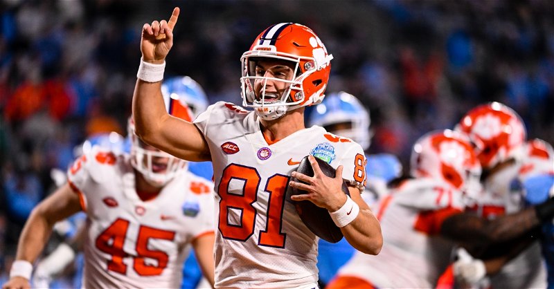 Clemson moves up in final Playoff poll