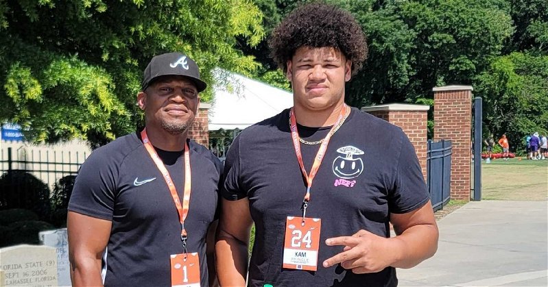 Top prospect Kam Pringle says 'genuine' O-line coach, consistency stand out with Clemson