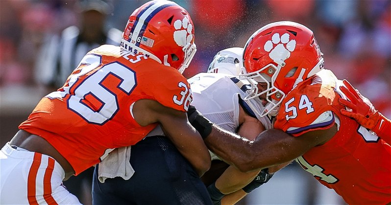 Barnes finding his way, blessed to have vets to lead him on Clemson defense