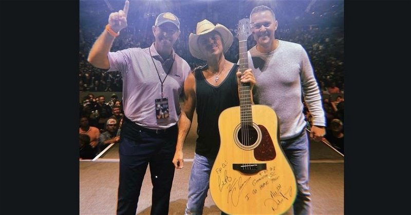 LOOK: Dabo Swinney, Lincoln Riley at concert with Kenny Chesney