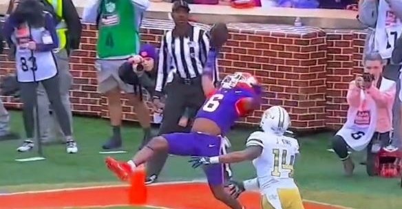 WATCH: Tyler Brown with unbelievable one-handed touchdown grab vs. GT