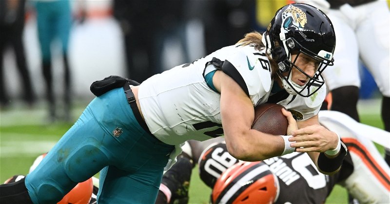 Trevor Lawrence is dealing with a shoulder injury now after shaking off concussion protocol and an ankle injury during Jacksonville's four-game losing streak. (Photo: Ken Blaze / USATODAY)